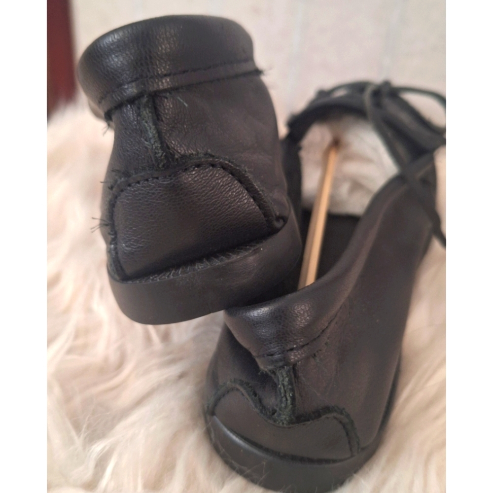 Minnetonka | Black Leather Tribal Beaded Bow Moccasin Shoe - Picture 7 of 14